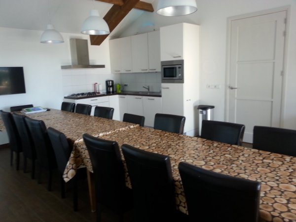 16-persoons eettafel in eetkamer