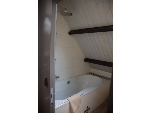 … mit Badewanne und Regendusche.